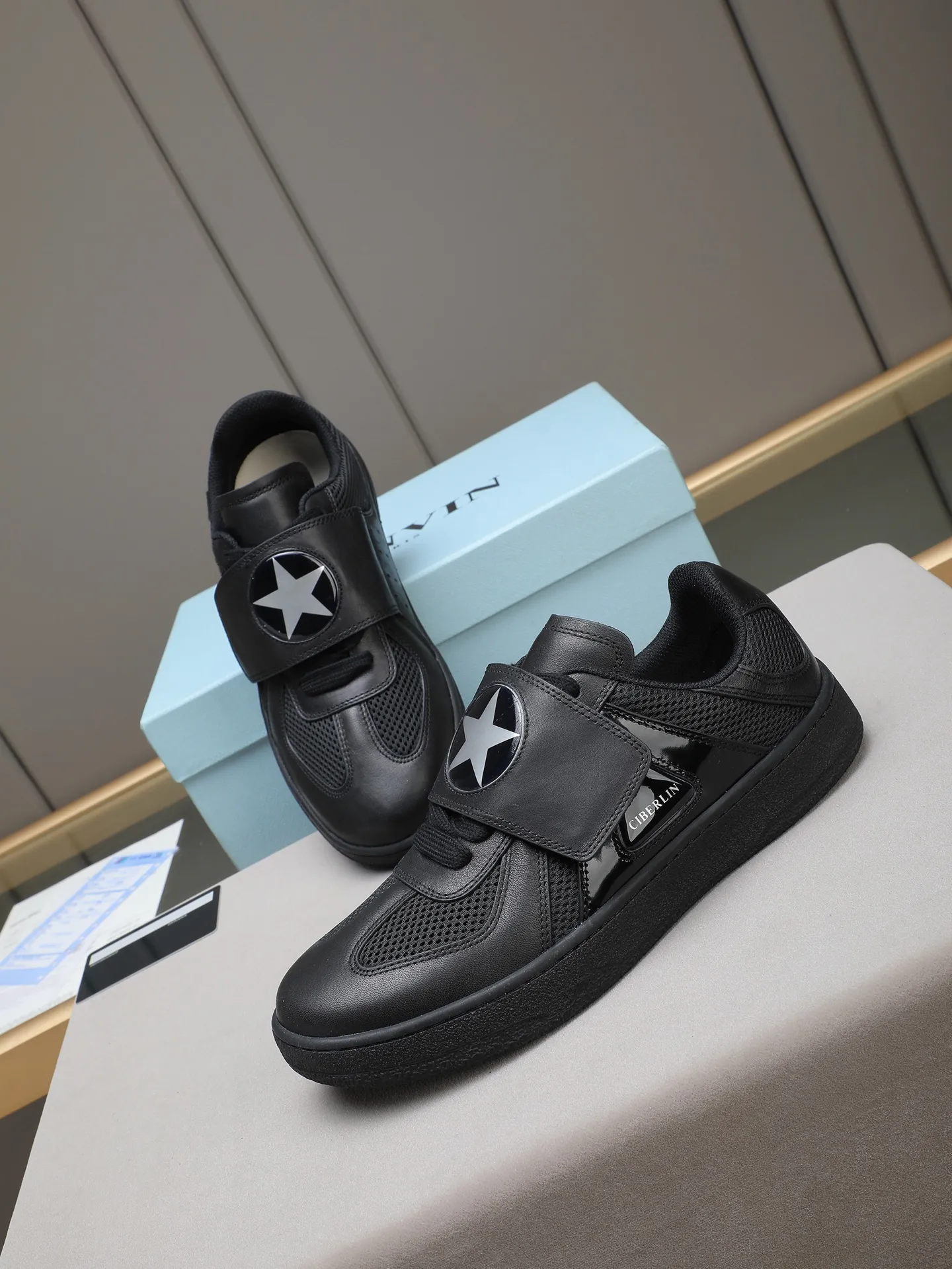 Men's shoes 💰600 [LANVIN] The latest fashionable item! High quality CLAY series‼ ️ The latest trendy products of the season 🌈Many bloggers have planted grass and purchased the original open-mold customization. The upper and outsole are sewn with mark threads without edge sealing. Multiple material splicing combination design. Very versatile for fashionable and casual wear. Comfortable on the feet. Self-recommended. Upper cowhide + cow suede + breathable mesh lining. Foot-padding cowhide. Exclusive original open-mold clear logo rubber outsole ⚠️38-44 (customized for 45)